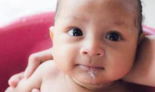婴儿吐奶是怎么回事 新生儿为什么老吐奶